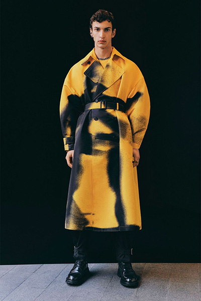 اجعل لكل إطلالة من إطلالاتك قصة مع تشكيلة Alexander McQueen لموسم خريف وشتاء 2022